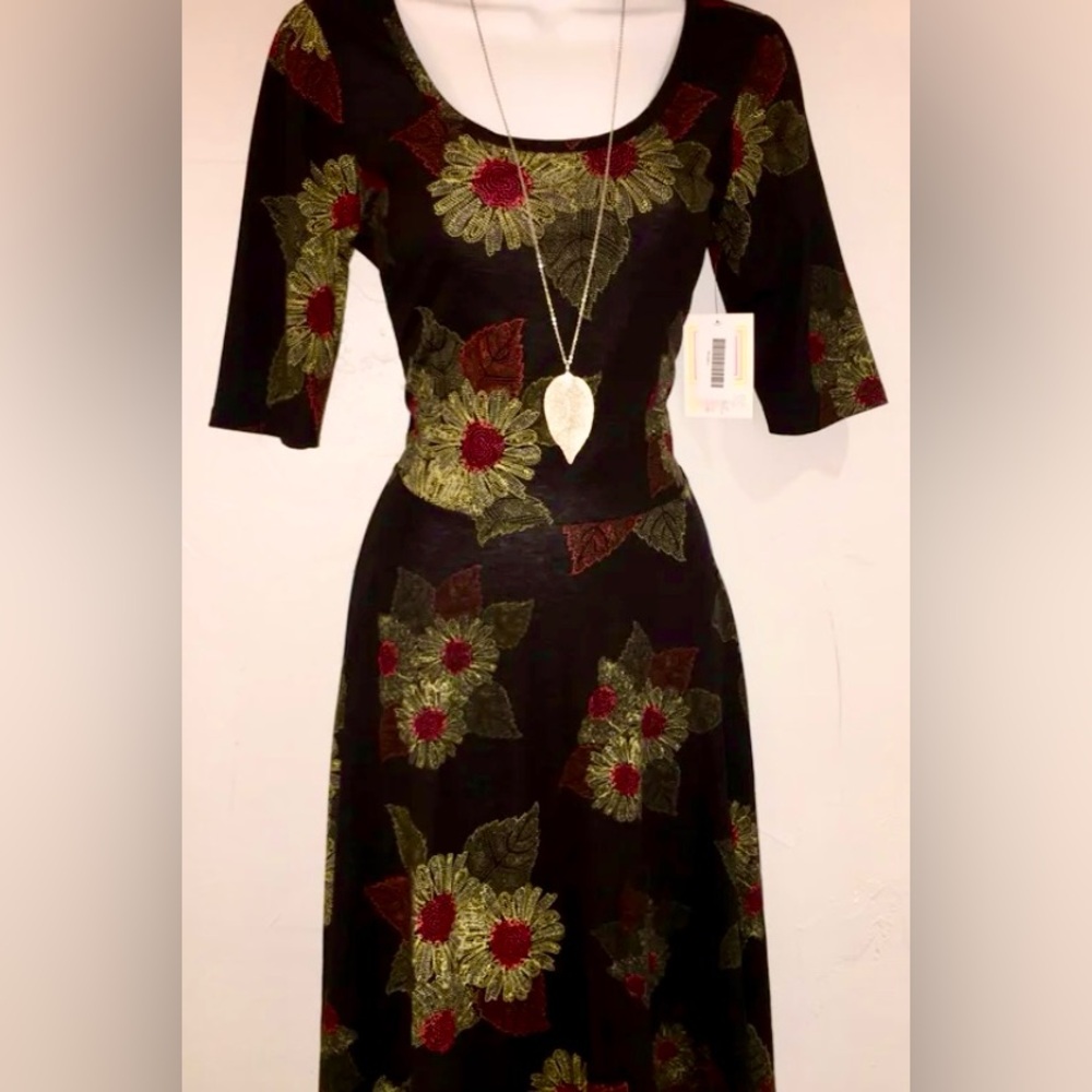 🌼New! LulaRoe “Nicole” Black Floral, Half Sleeves Scoop Neck Knee Length Size L